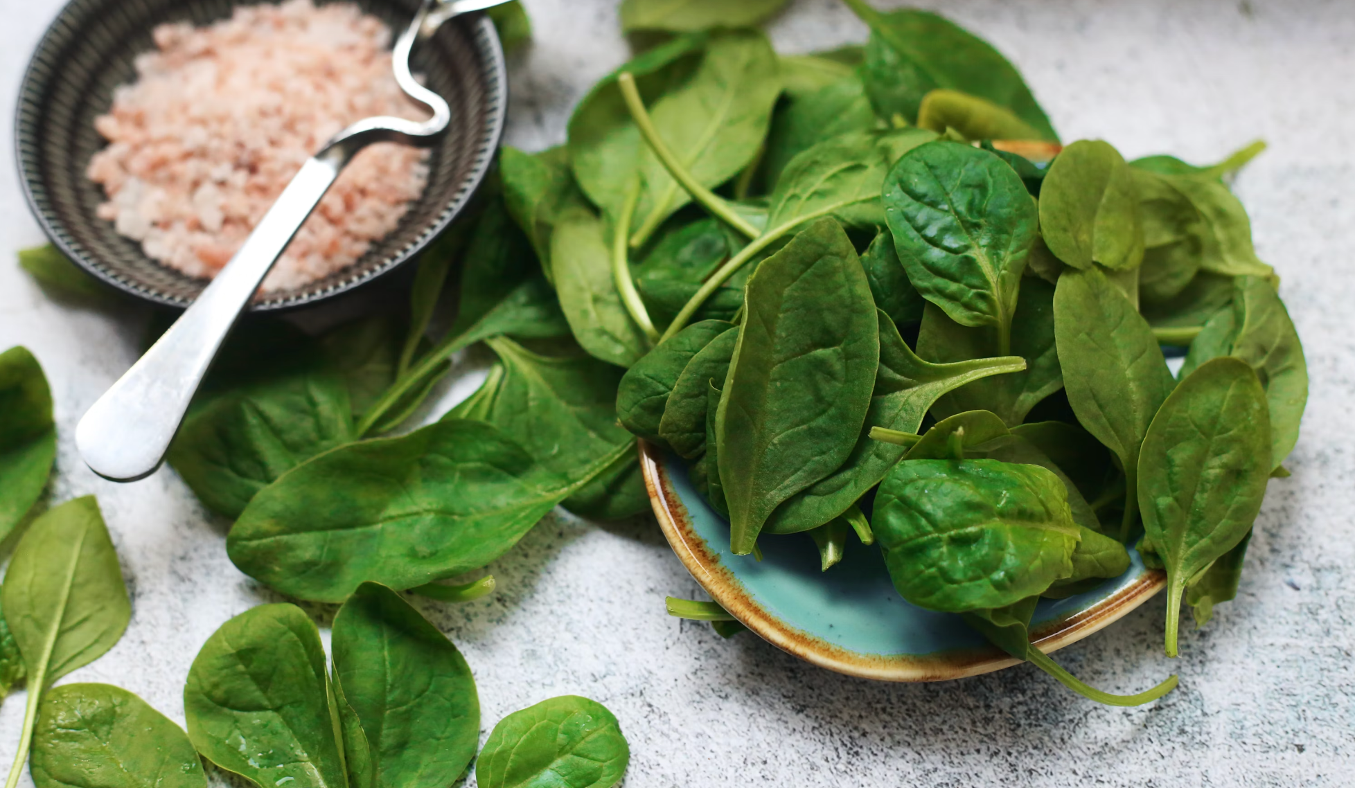 A close-up of fresh spinach leaves, a rich source of iron, helpful in managing iron deficiency.